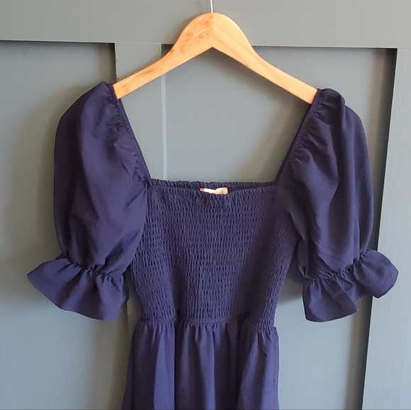 Altar'd State blakesley puff sleeve smocked midi dress in navy - Picture 4 of 9